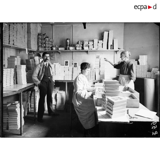 Charenton (Seine). Fabrique de fils, simples et retors, à coudre. Duriez et Compagnie. Mise en boîtes des fils sur cartes. [légende d'origine]