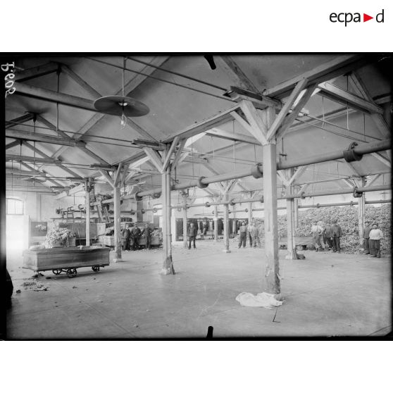 Manufacture de drap de troupe. Balsan et Compagnie. Châteauroux. La salle des mélanges de laine. [légende d'origine]
