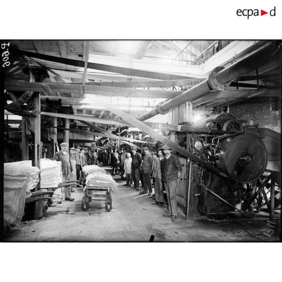 Manufacture de drap de troupe. Balsan et Compagnie. Châteauroux. Les foulons. [légende d'origine]