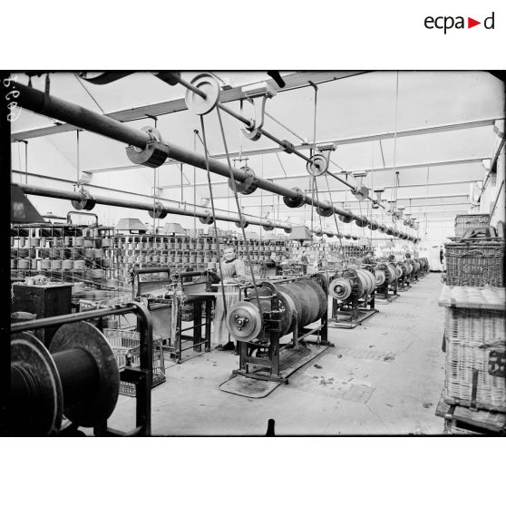 Manufacture de drap de troupe. Balsan et Compagnie. Châteauroux. Le bobinage. [légende d'origine]