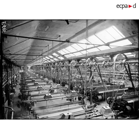 Manufacture de drap de troupe. Balsan et Compagnie. Châteauroux. Le tissage. [légende d'origine]