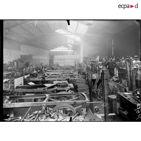 Charenton. Novembre 1916. Les services du CAMA. Atelier de réparation des chassis de camions. [légende d'origine]