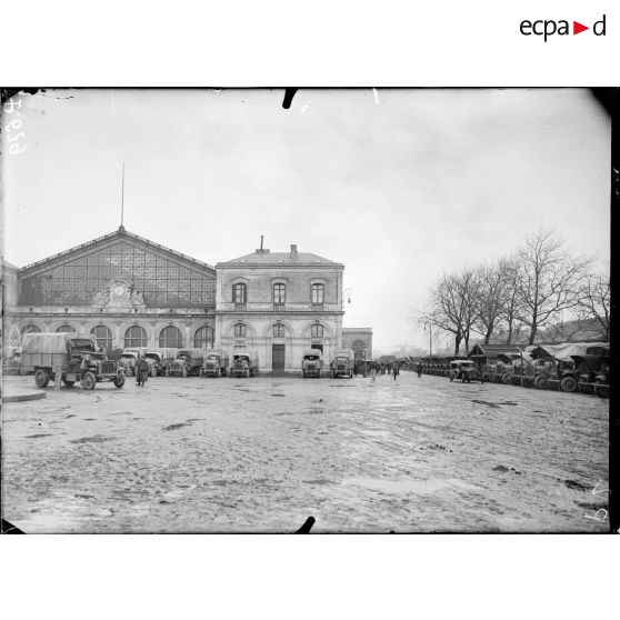 Saint-Nazaire, le parc du CAMA, camions auto en provenance d'amérique avant leur départ pour le front. [légende d'origine]