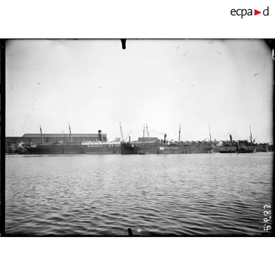 Saint-Nazaire, bassin de Penhouët, un vapeur grec interné. [légende d'origine]