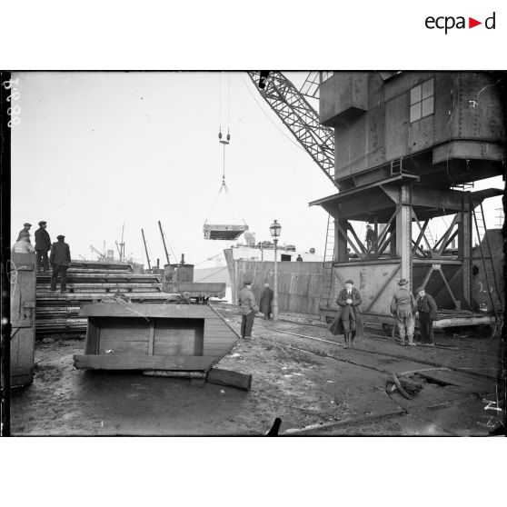 Saint-Nazaire, déchargement de wagons en provenance du Canada. [légende d'origine]