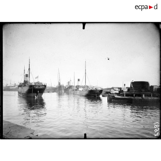 Saint-Nazaire, deux navires grecs internés. [légende d'origine]