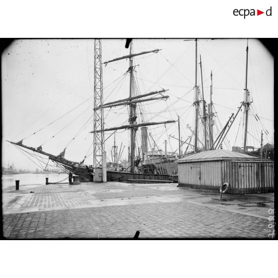 Saint-Nazaire, le bassin de Penhouët. [légende d'origine]