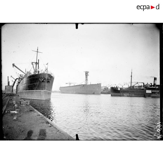 Saint-Nazaire, navire grec interné, au fond, le transatlantique "Paris" en armement. [légende d'origine]