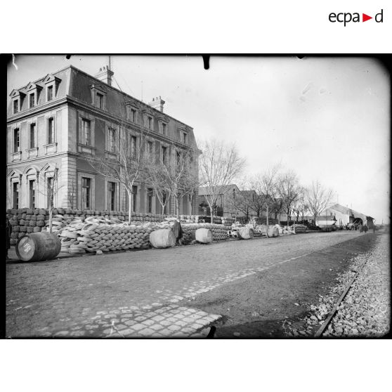 Saint-Nazaire, fils de fer barbelés provenant d'amérique. [légende d'origine]