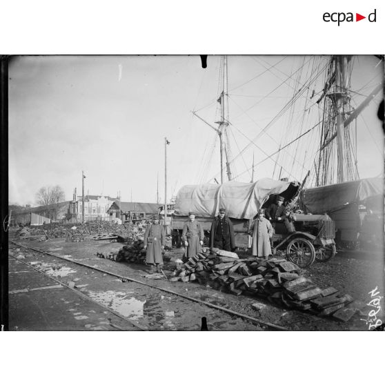 Saint-Nazaire, déchargement et départ pour l'usine des fontes d'acier en provenance d'amérique. [légende d'origine]