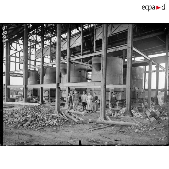 Forges de Trignac. (Loire-Inférieure). Nouveaux fours Martin en construction et prisonniers autrichiens. [légende d'origine]