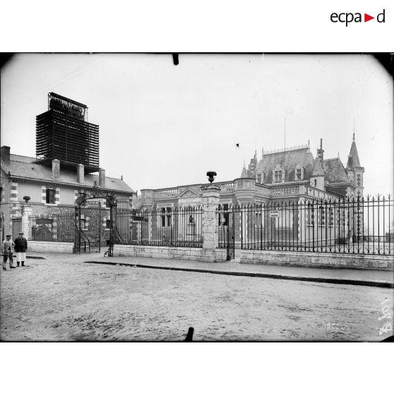 Blois. Chocolaterie Poulain. Entrée de la chocolaterie. [légende d'origine]