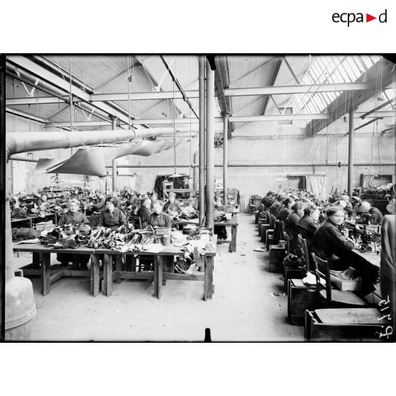 Blois. La fabrique de chaussures Rousset. La piqûre. [légende d'origine]