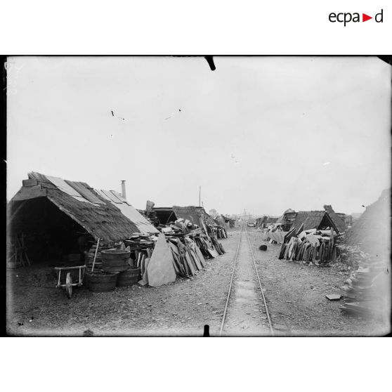 Angers. Maine et Loire. Compagnie des ardoisières. Les buttes des "fendeurs". [légende d'origine]