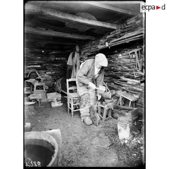 Angers. Maine et Loire. Compagnie des ardoisières. Un "fendeur" d'ardoise au travail dans sa hutte. [légende d'origine]