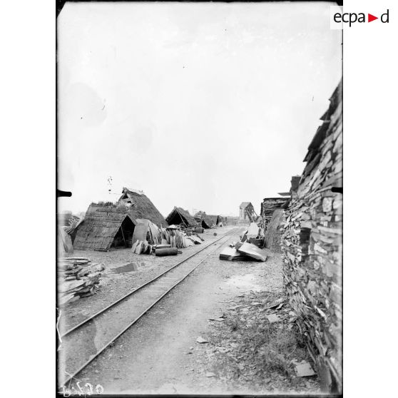 Angers. Maine et Loire. Compagnie des ardoisières. Une rue de huttes de fendage. [légende d'origine]