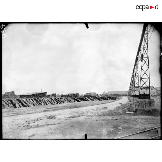 Angers. Maine et Loire. Compagnie des ardoisières. Un stock d'ardoises terminées (destinées à la construction des maisons). [légende d'origine]