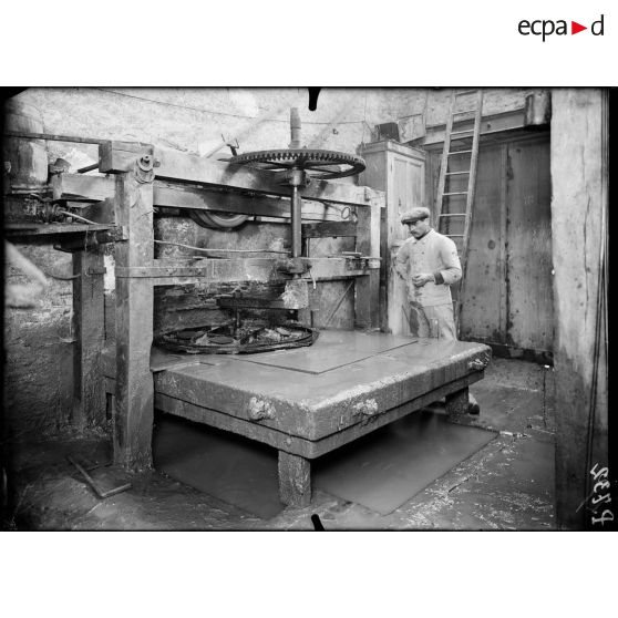 Angers. Maine et Loire. Compagnie des ardoisières. Polissage d'une grande ardoise. [légende d'origine]