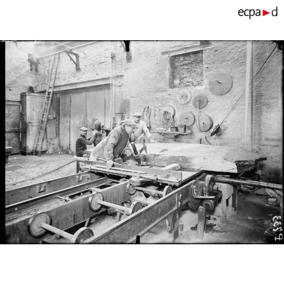 Angers. Maine et Loire. Compagnie des ardoisières. Le tirage d'un bloc d'ardoises. [légende d'origine]