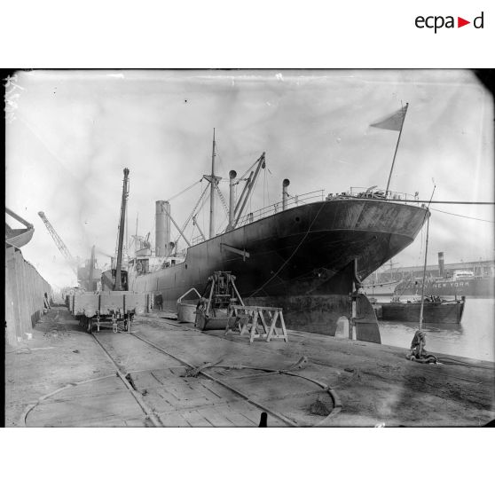 Saint-Nazaire. Navire américain en déchargement. [légende d'origine]