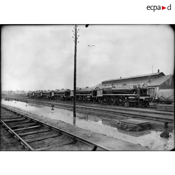 Saint-Nazaire. Locomotives P.O. commandées en Amérique et venant d'être débarquées. [légende d'origine]
