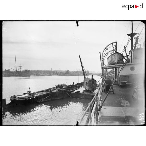 Saint-Nazaire. Décharge d'un navire et déchargement sur péniches par grue ponton. [légende d'origine]