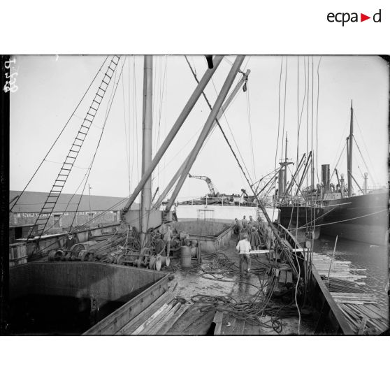 Saint-Nazaire. (Prisonniers autrichiens au) déchargement d'un navire. [légende d'origine]