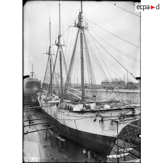 La Pallice (Charente-Inférieure). Un trois mâts portugais en réparation. [légende d'origine]