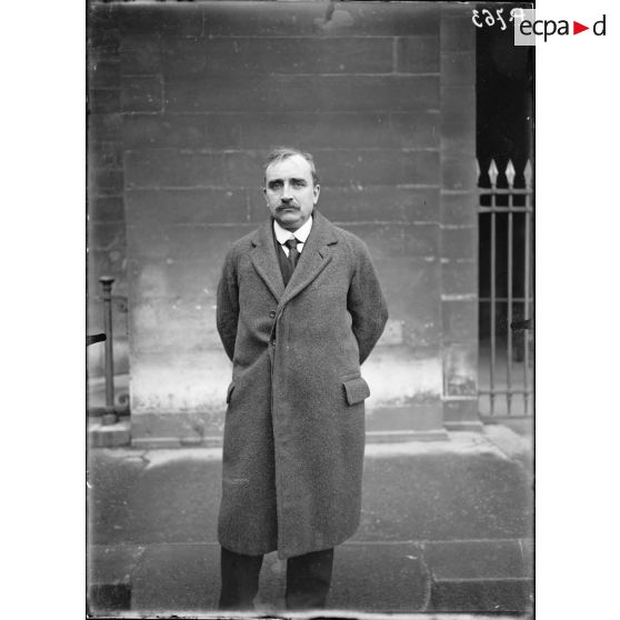 Portrait. [légende d'origine] [Une autorité du secrétariat d'Etat aux Beaux-arts.]