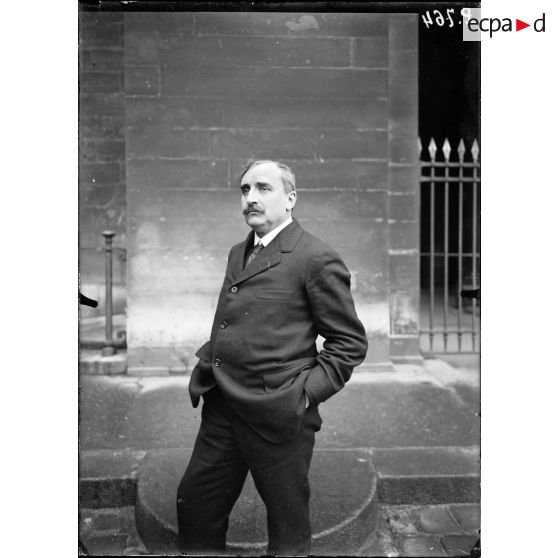 Portrait. [légende d'origine] [Une autorité du secrétariat d'Etat aux Beaux-arts.]