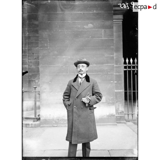 Portrait. [légende d'origine] [Une autorité du secrétariat d'Etat aux Beaux-arts.]