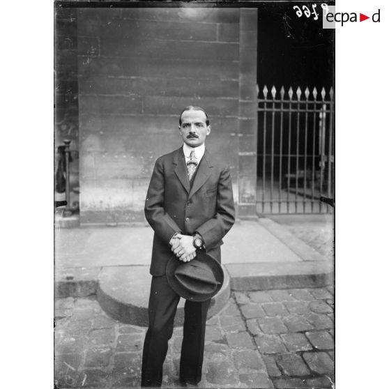 Portrait. [légende d'origine] [Une autorité du secrétariat d'Etat aux Beaux-arts.]