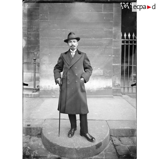 Portrait. [légende d'origine] [Une autorité du secrétariat d'Etat aux Beaux-arts.]