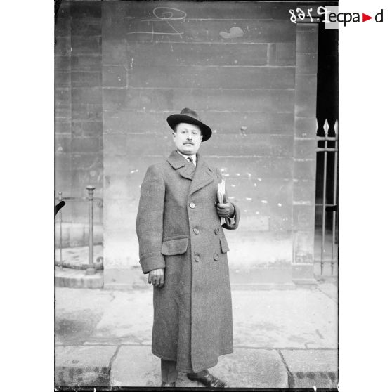 Portrait. [légende d'origine] [Une autorité du secrétariat d'Etat aux Beaux-arts.]