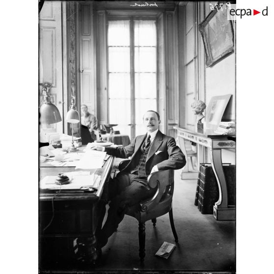 Portrait. [légende d'origine] [Le sous-secrétaire d'Etat des Beaux-Arts Pierre Alype.]