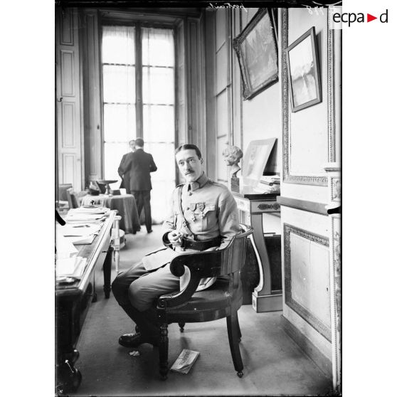 Portrait. [légende d'origine] [Un lieutenant de l'armée de terre française au secrétariat d'Etat aux Beaux-arts.]