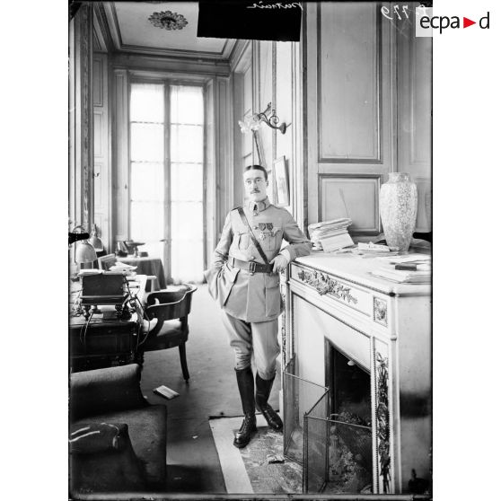 Portrait. [légende d'origine] [Un lieutenant de l'armée de terre française au secrétariat d'Etat aux Beaux-arts.]