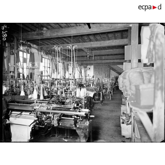 Toulouse. Maison Chêne et Pélissier. Tricotage mécanique. Un atelier. [légende d'origine]