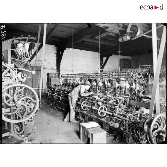 Toulouse. Maison Chêne et Pélissier. Tricotage mécanique. Un métier mécanique. [légende d'origine]