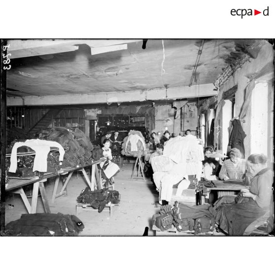 Toulouse. Maison Chêne et Pélissier. Tricotage mécanique. L'atelier de finition. [légende d'origine]