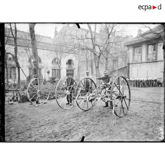 Toulouse. Maison Amouroux. Machines agricoles. Nouvelles machines agricoles en vue du travail des terres abandonnées. [légende d'origine]