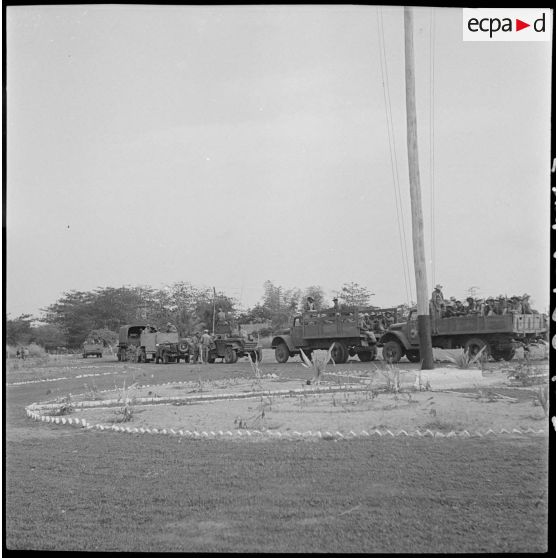 1 à 7 Départ des tirailleurs en camions GMC 6x6 et progression des véhicules difficile en raison de coupures. [description provisoire]