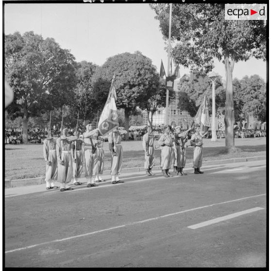 1 à 4 Le roi du Cambodge, M. Norodom Sihanouk et les autorités militaires rendent les honneurs aux drapeaux. [description provisoire]