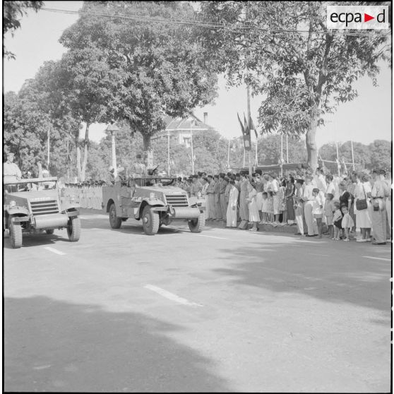 13 à 16 Défilé des véhicules motorisés. [description provisoire]