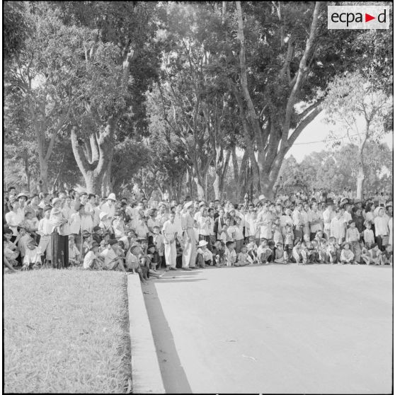 17 à 19 La foule pendant le défilé. [description provisoire]