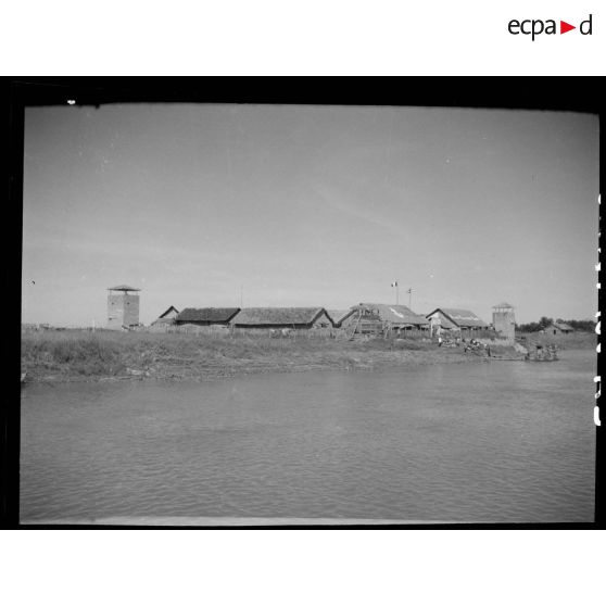 12 à 13 Le poste de Péam Chor sur le Mékong. [description provisoire]