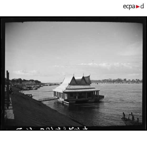 14 La maison flottante du roi à Phnom Penh. [description provisoire]