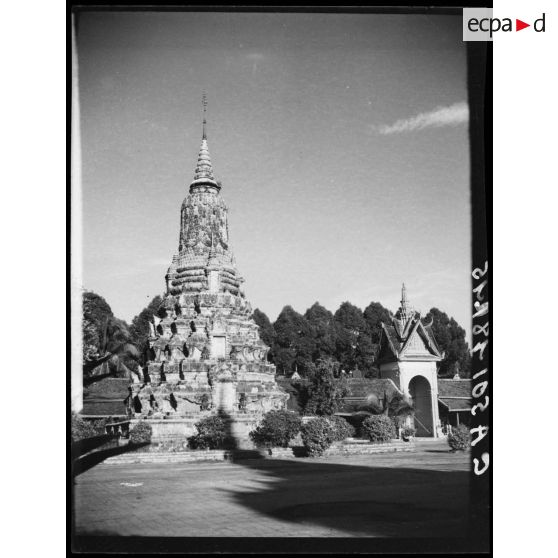 15 Monument funéraire dans l'enceinte du palais royal. [description provisoire]