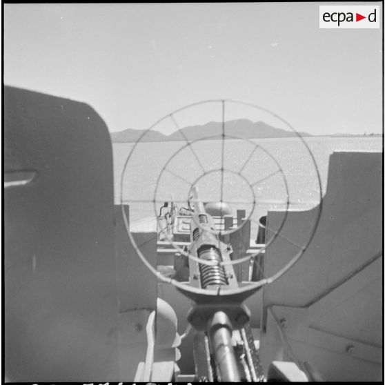 le canon Oerlikon MkIV de 20 mm d'une vedette de patrouille (VP), lors d'une opération de surveillance des Lacs. [description provisoire]
