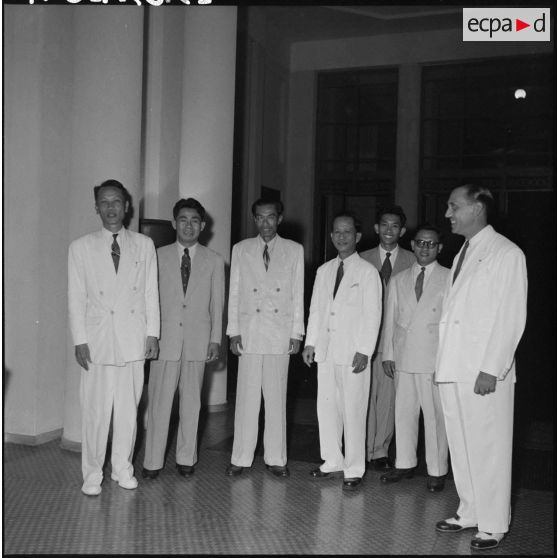 1 Les nouveaux ministres et quelques membres de la nouvelle Assemblée nationale cambodgiens lors de la réception. [description provisoire]